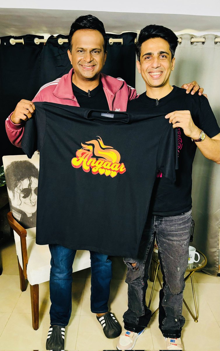sidkannan's tweet photo. .@gulshandevaiah promotes my #Angaar merchandise. You can also buy it from:
https://t.co/1UxFZGJsfx

#siddharthkannan #sidk https://t.co/RQyyN95h3T