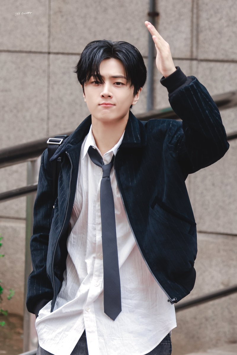 jayforever_02's tweet photo. 240712 뮤직뱅크 퇴근
.
.
.
#JAYalways
#JAY #제이 #종성 #ジェイ
#엔하이픈 #ENHYPEN #エンハイプン https://t.co/FfiY2glihg