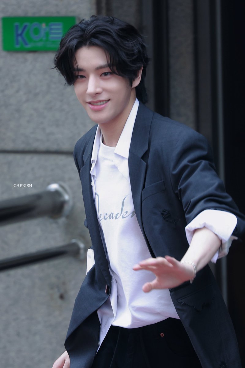 240712 뮤뱅퇴근
수고했어
#제이크 #JAKE #ジェイク #심재윤 
#엔하이픈 #ENHYPEN