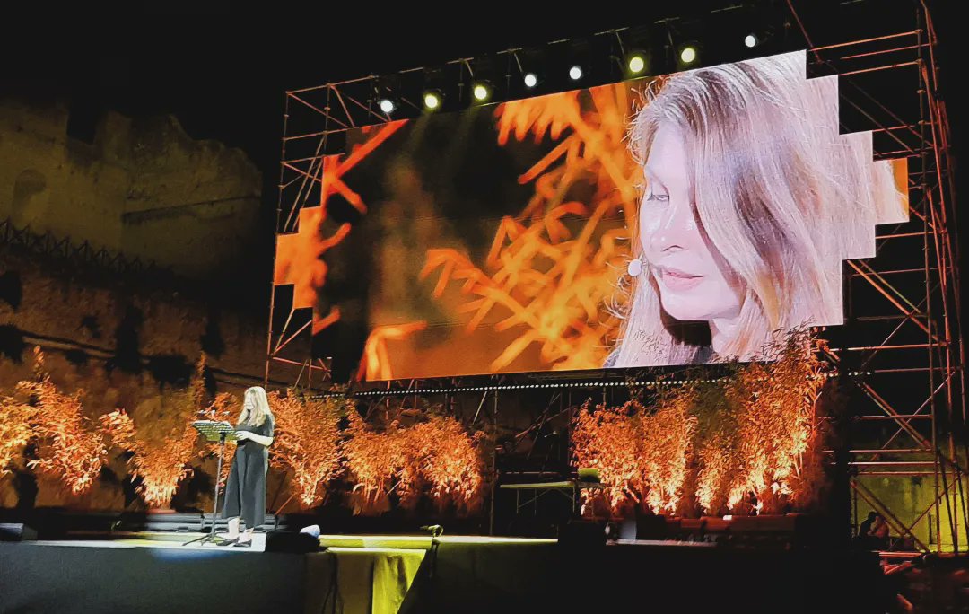 "La Storia dimentica, mia cara, ma non dubitare mai di una cosa: una storia rimane nella memoria di una famiglia, anche se viene cancellata dalla memoria di un paese".

#TatianaȚîbuleac 
#gentedinessuno 
<a href="/LetteratureFest/">Letterature Fest</a>