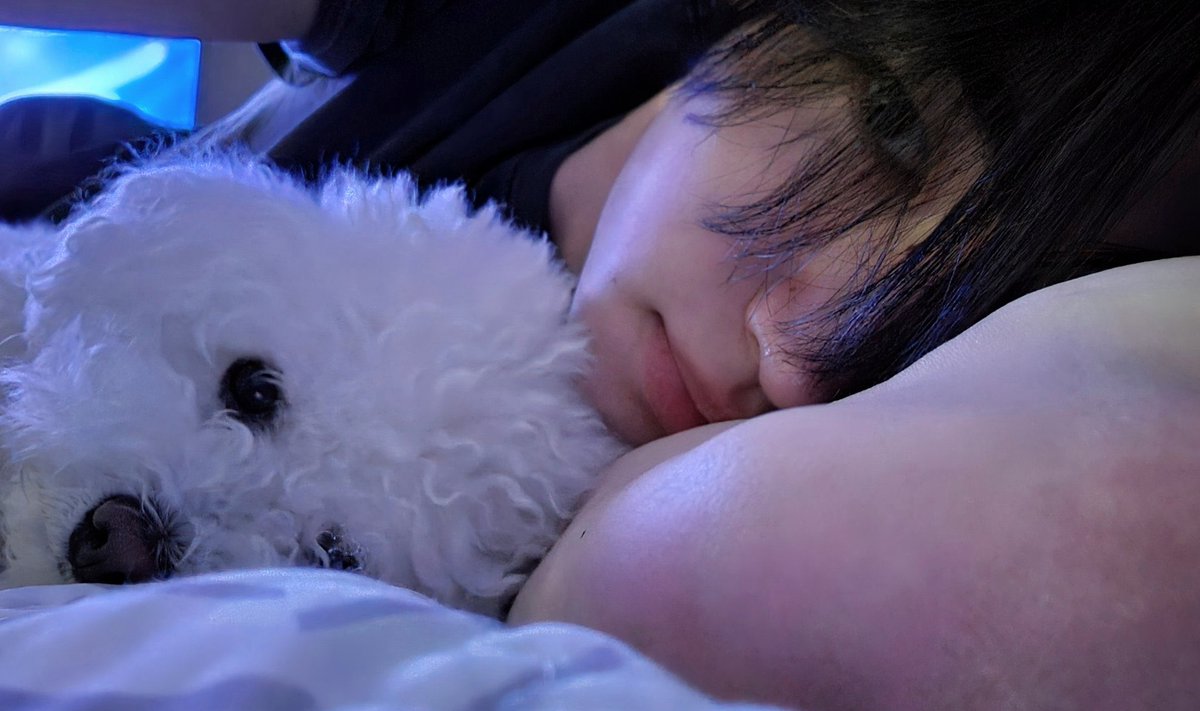 To be honest, I could spend an entire day snuggling up in bed with Gaeul in my arms. There’s seriously nothing quite like it and it feels like I’m clutching a living plush toy.
