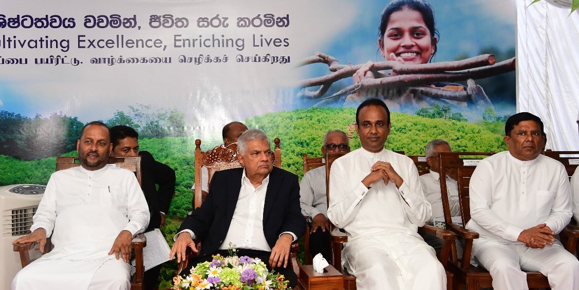 🎉 Exciting, President Ranil Wickremesinghe, along with Agriculture Minister Mahinda Amaraweera, and MP Vajira Abeywardena, inaugurated the new Kurudu Development Department in Galle! This initiative will revolutionize our cinnamon industry! 🌿✨ #Cinnamon #Galle #SriLanka