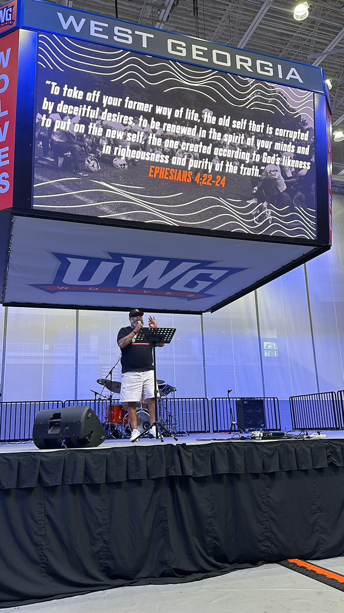 DaryleLSmith's tweet photo. All Glory to God!!! Tonight through God’s Word and the illustration of the prodigal son to over 900 football players and coaches many gave their life to Christ!
Heaven is celebrating!!!
#FCA
#FootballCamp
#Salvations https://t.co/dq7XIERU0g