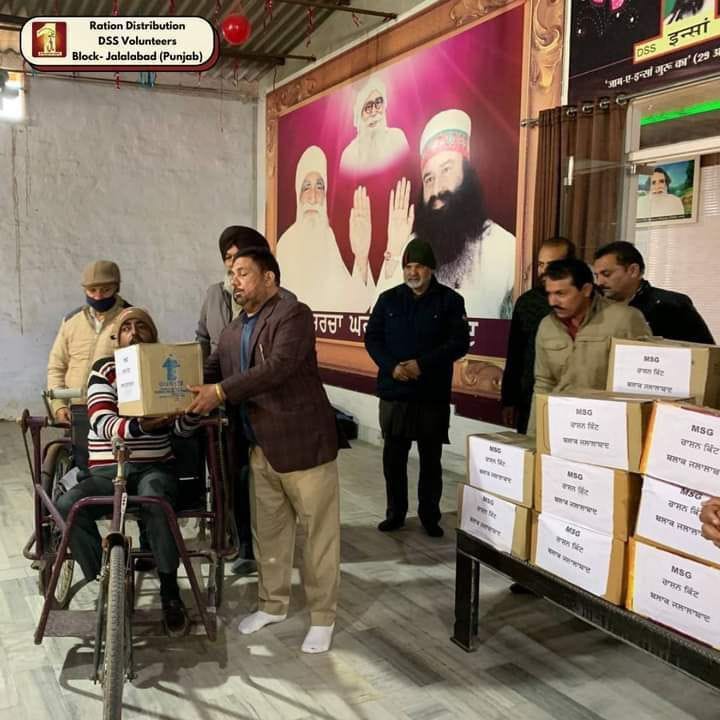 craft_meenu's tweet photo. The financially weaker sections find themselves unable to arrange food.

Making each possible effort for such people, DSS followers keep fast once a week and donate that day food in Food Bank.

Ram Rahim motivates them to make maximum #FreeRationDistribution whenever needed. https://t.co/slvRKwAeU6