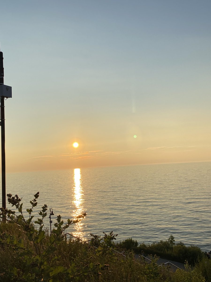 cupcake0804's tweet photo. Sharing some pix from my outing today ….. watchin’ the sunset. 🌅 #SolsticeSteps #LakewoodOhio https://t.co/TnANIHPIL4