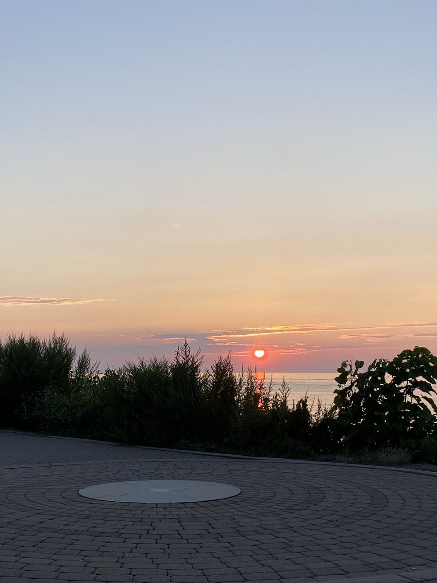 cupcake0804's tweet photo. Sharing some pix from my outing today ….. watchin’ the sunset. 🌅 #SolsticeSteps #LakewoodOhio https://t.co/TnANIHPIL4