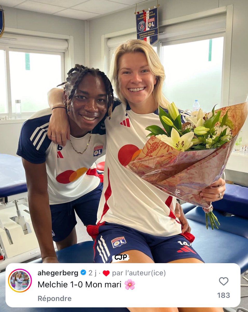 Caleb_Jephte's tweet photo. Melchie Dumornay a offert des fleurs à Ada Hegerberg pour son anniversaire cette semaine ! 

L’attaquante norvégienne a beaucoup apprécié et a commenté sur Instagram : « Melchie 1-0 Mon mari 🌸 ». 😂

📷 olfeminin https://t.co/WBKCyMYQOk