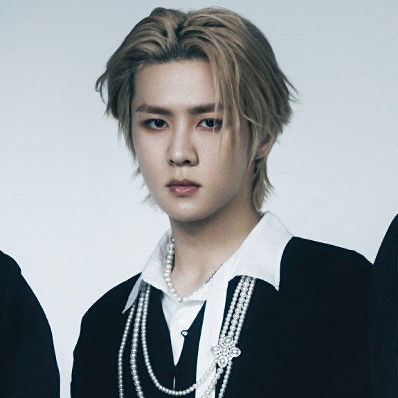 wayvkunsolo's tweet photo. Qian Kun in Kick Back era, 2021 -> Qian Kun in The Highest era, 2024. He looks so regal and expensive 👑 https://t.co/PvqhdhneFg