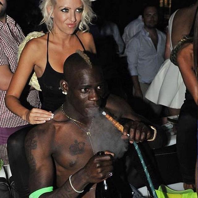“Fui na farmácia e pedi 12 preservativos. Duas meninas que estavam atrás de mim riram. Então eu pedi 14.”

- Balotelli.