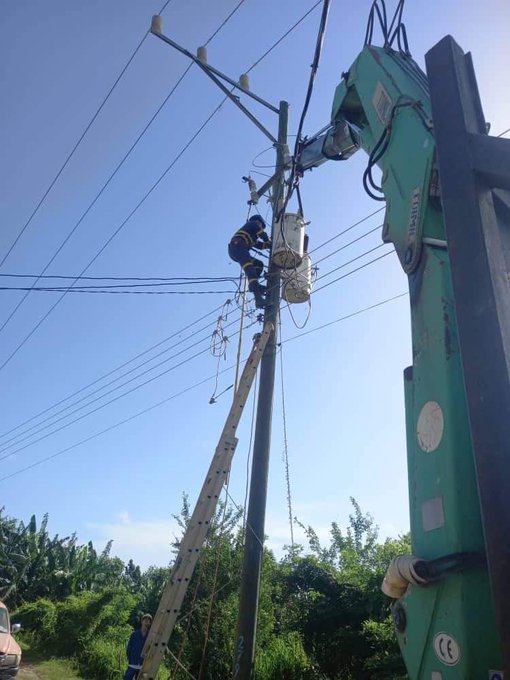 Brigada de Lázaro Núñez realizando cambio de transformador dañado en el circuito 54 de Zaza del Medio municipio Taguasco. #SanctiSpíritusEnMarcha