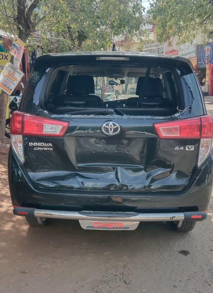 aracheetram's tweet photo. @Saattaidurai (சாட்டை துரைமுருகன்) வாகனத்தை வேண்டுமென்றே அவர் உயிர்க்கு ஆபத்து விளைவிக்கும் வகையில் விபத்துக்குள்ளாக்கியிருப்பது மிகவும் கண்டனத்துக்குரிய செயல். இது ப்பாசிசத்தின் உச்சம். காவல் துறையை தனது ஏவல் துறையாக பயன்படுத்தும் திமுக அரசை எச்சரிக்கிறோம். https://t.co/TFlJ4A3w95