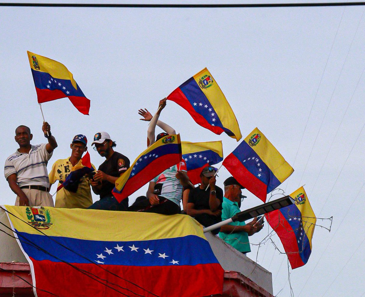 ¡La Victoria es de Maduro!

#11Jul Desde la Ciudad de la Juventud recibimos al Gallo Pinto <a href="/NicolasMaduro/">Nicolás Maduro</a> para expresarle nuestro respaldo porque la moral y la dignidad del Pueblo de #aragua no se doblegará ante los apellidos y el #28Jul les demostraremos que Nicolás es Victoria