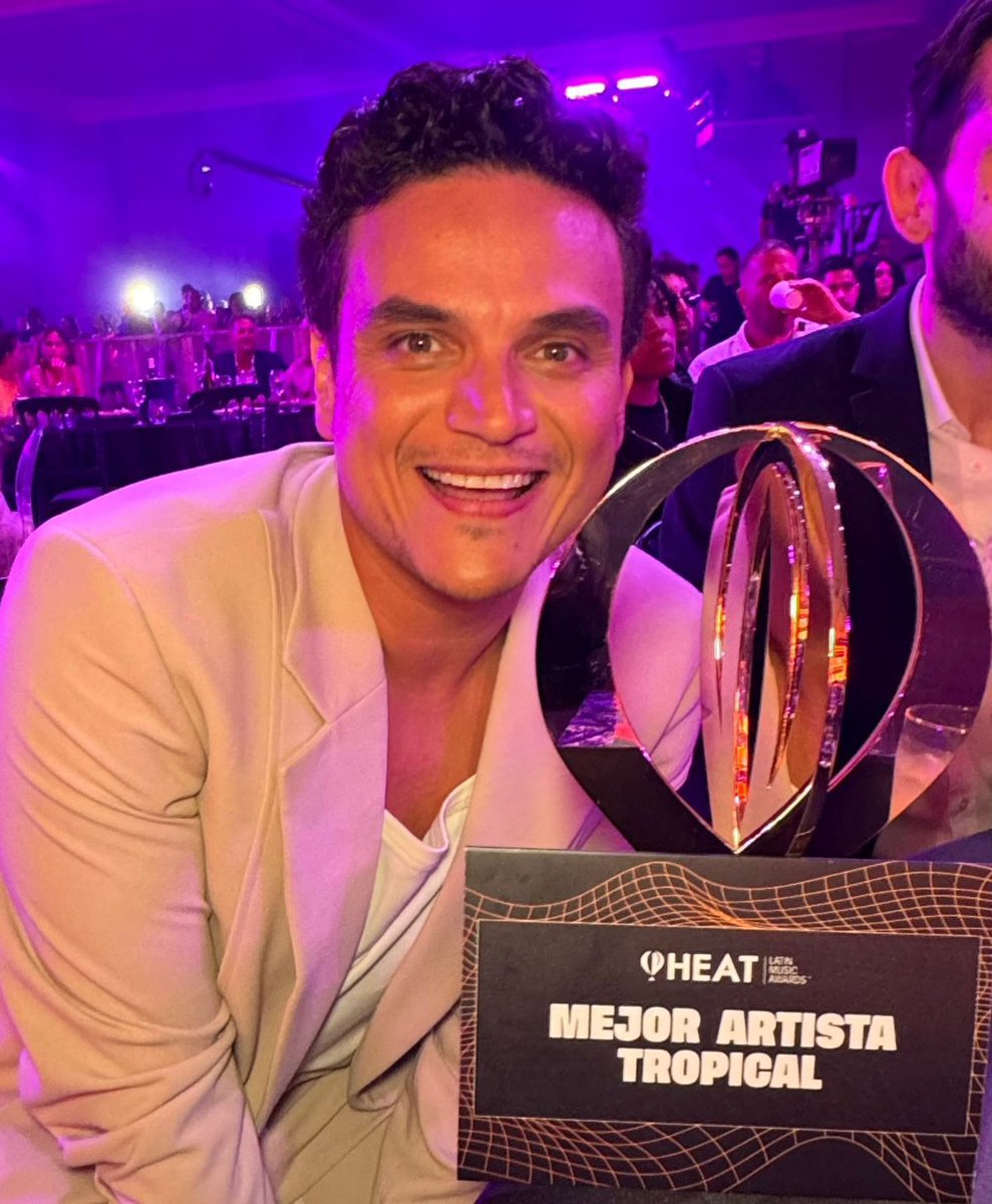 SilvestreFDC's tweet photo. Se lo dedico a todo el q me sigue, me admira, me apoya, me ignora y me cree! Gracias mi #Silvestrismo, esto es de ustedes! 🔴♥️ @lospremiosheat https://t.co/g69Vt0M8xv