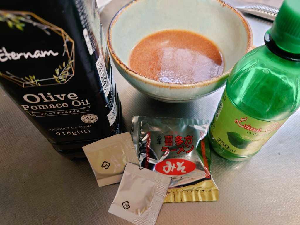 AlohaYouTuber1's tweet photo. #河京 さんのハバネロラーメン
今日は「冷やし」を紹介
①付属のスープに水150cc
オリーブオイル 大１
ライム果汁 小１
ハバネロパウダーは推し数通り
②茹でた麺は冷水で絞めて
ゴマを振ります
③カイワレなどをいれて
推しのチェキを添えて食べます
④食べ終えたら「ヒーハー」と叫びます https://t.co/PDCmE6ccfD