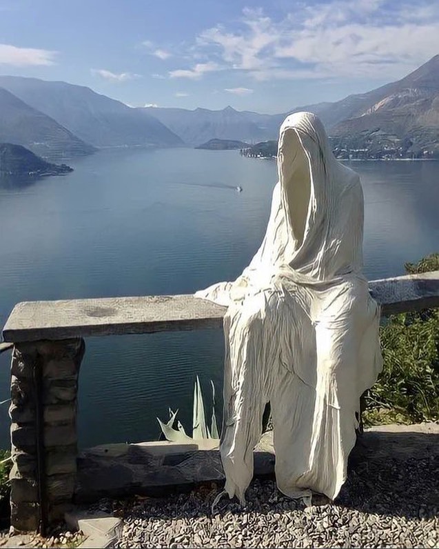 EnsedeCiencia's tweet photo. Increíble escultura fantasma, Vezio, Italia. https://t.co/hJsmgNnaY2