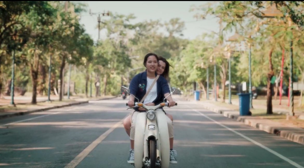 BffbXdhx's tweet photo. Spoiler ‼️ 

I suddenly thought of this scene

K : You drive so slowly 
L : I don’t want to reach home so soon
K: Miss me ? (cutely) 
L: Maaaaaakkkkkkkkkkkkkk (a loootttt)
K: We’be been together for over a year, still miss me a lot?
L : It feels like we just started dating yesterday 
K: That shows you really miss me
L : Mmm (Yes)
K: Then just don’t drive slowly, just take a detour instead.
L : Sure!! 

This was too cute…young love…

#uranus2324 #Freenbecky