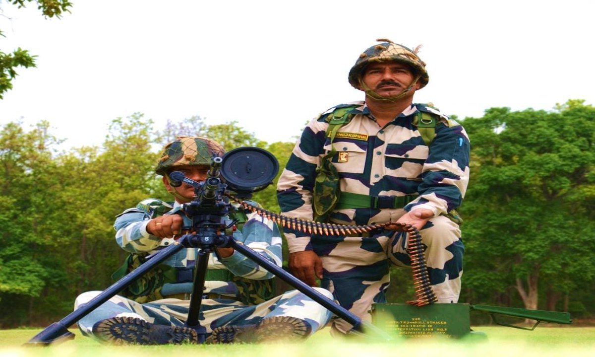 BSF_TCS's tweet photo. #PicoftheDay
सीमा सुरक्षा बल - सर्वदा सतर्क..
#BSF
#SupportWeapon
#NationFirst
#FirstLineofDefence https://t.co/puzQDCzjNR