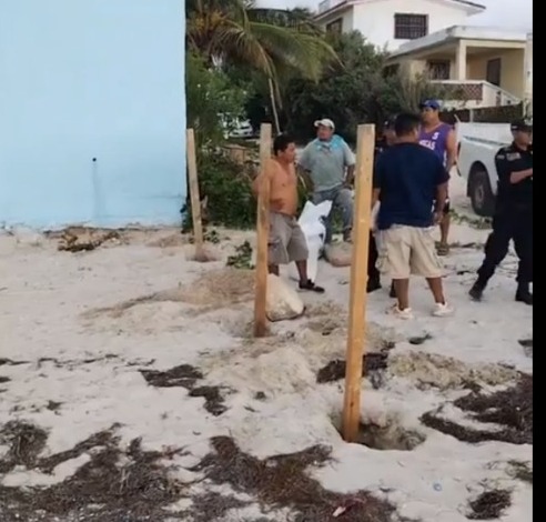 infolliteras's tweet photo. Extranjeros en Chelem, Yucatán, pretenden construir barda en la playa e insultan; además la administración saliente del Ayuntamiento de Progreso y su subdirección de desarrollo urbano, dio "un permiso" firmado por Luis Alberto Castro Naal, en zona federal. Con un acto de corrupción se despide la administración de @JULIANZACARIASC inaceptable @GobiernoMX