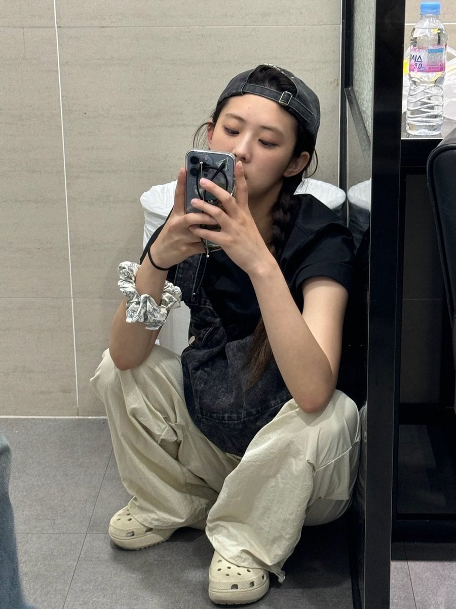 JOONIEL00KS's tweet photo. in her ‘wearing my cap backwards’ agenda 🧢🧍🏻‍♀️ https://t.co/kNg13WKVGT