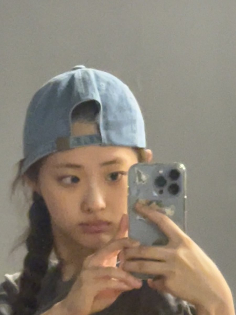 JOONIEL00KS's tweet photo. in her ‘wearing my cap backwards’ agenda 🧢🧍🏻‍♀️ https://t.co/kNg13WKVGT