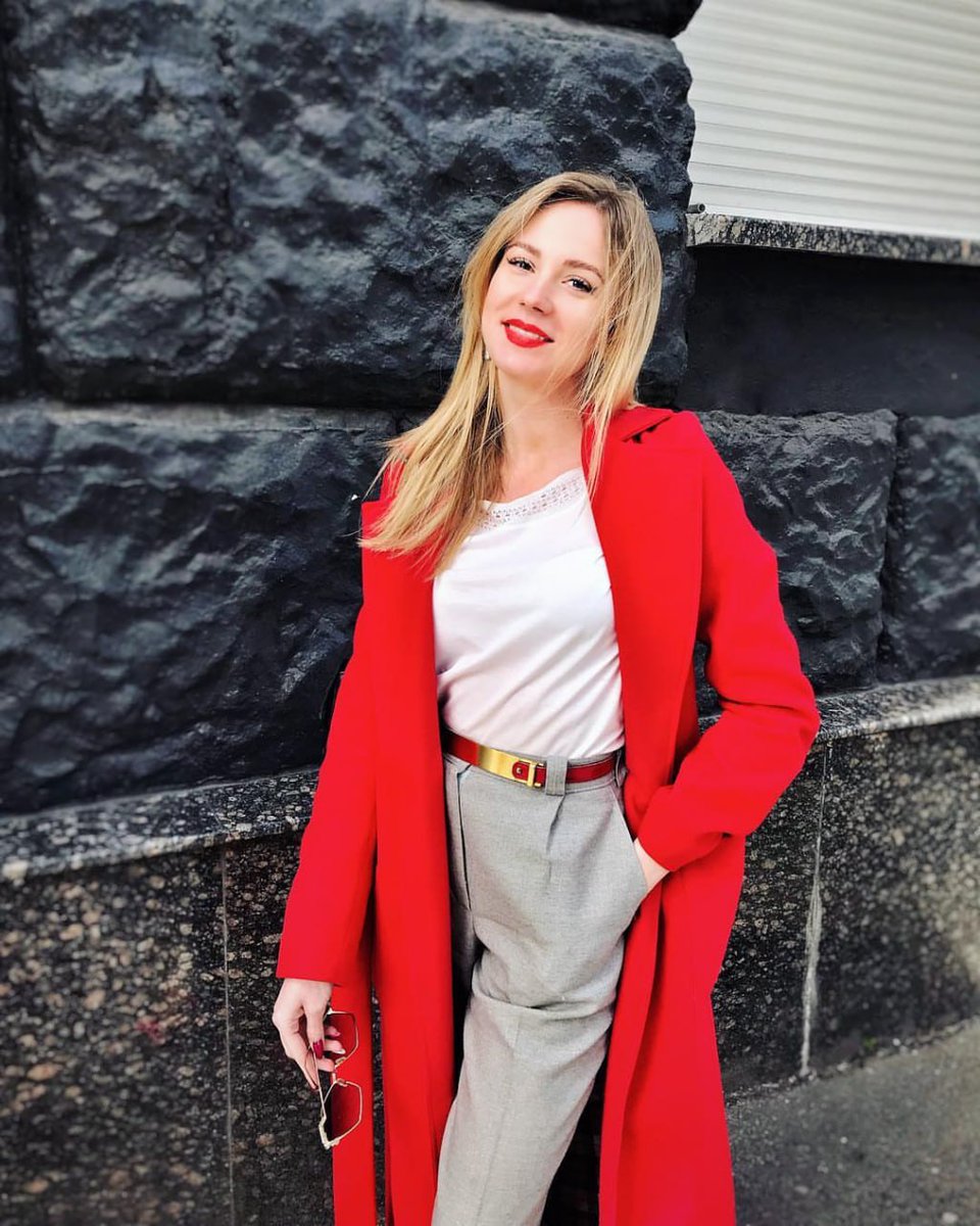 Emily8325970930's tweet photo. Red radiates confidence and charm, leading a brave lady for every day. How bright can I be for you? 🌹🌹🌹 https://t.co/HGyOE2guF1