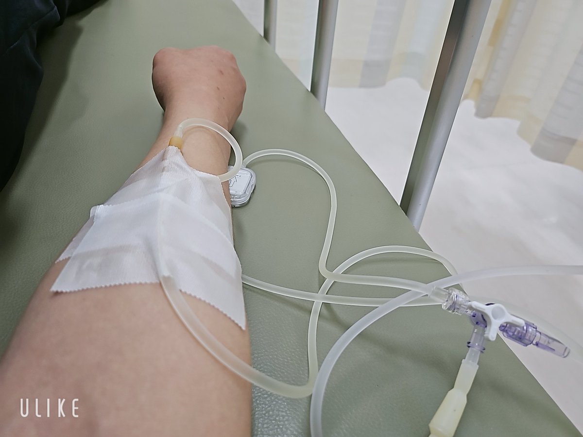 무리하게 근무하고 스트레스 받으니 오늘 출근 해서 링거 투혼이네요ㅠ