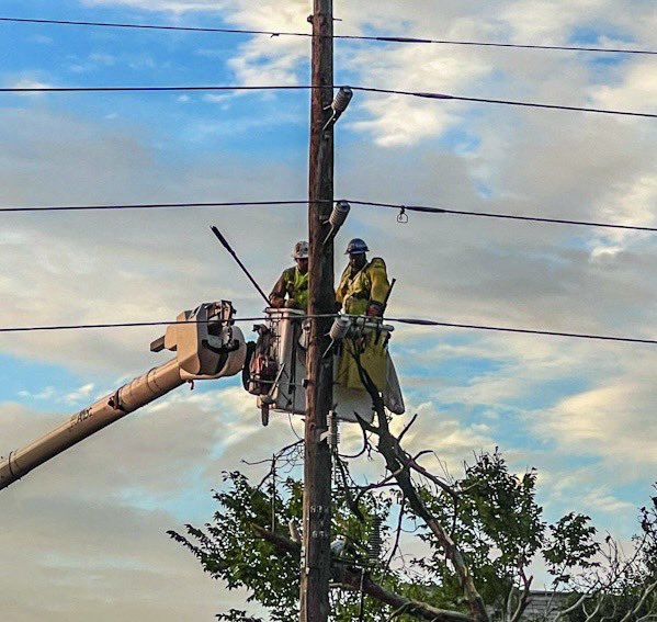 theshellbelle's tweet image. You guys 🥹🥹🥹 my nosy self was outside watching. And I talked to the lead dude and he explained what was going on and that they were able to loop my circuit to give our section power and then tomorrow he will turn it off again for a couple of hours to do repairs up the street…