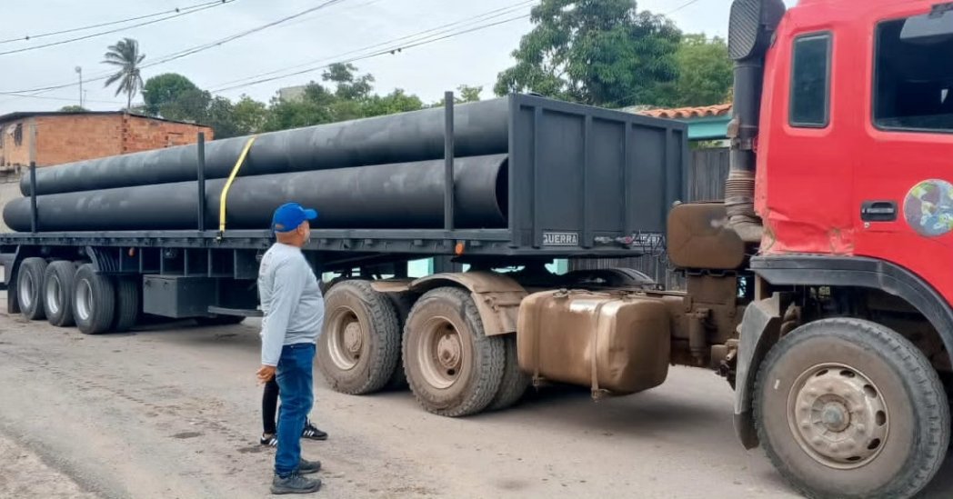 Julio | 
Municipio Iribarren 
Yesenia Moreno, viceministra de Servicio de agua potable y Saneamiento,verificó la llegada de de la tubería de 24" enviada por el presidente @nicolasmaduro para culminar la obra de aducción principal en la comunidad La Paz parroquia Guerrera Ana Soto