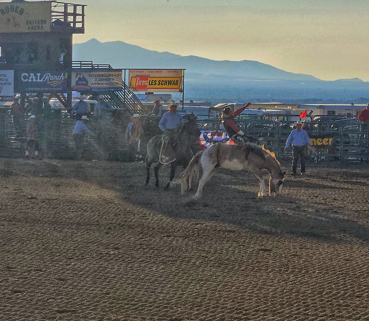 dannahyer's tweet photo. one HOT #RODEO ๐ฅ ๐ฅต #Draperdays @AlanaBrophyWX @brianwusa @spunky_libra @UtahBamaFan @Dan_Christensen @UtahWxMan @ChaseThomason @cajaaw @Grallon https://t.co/VvS7ubO4Ap