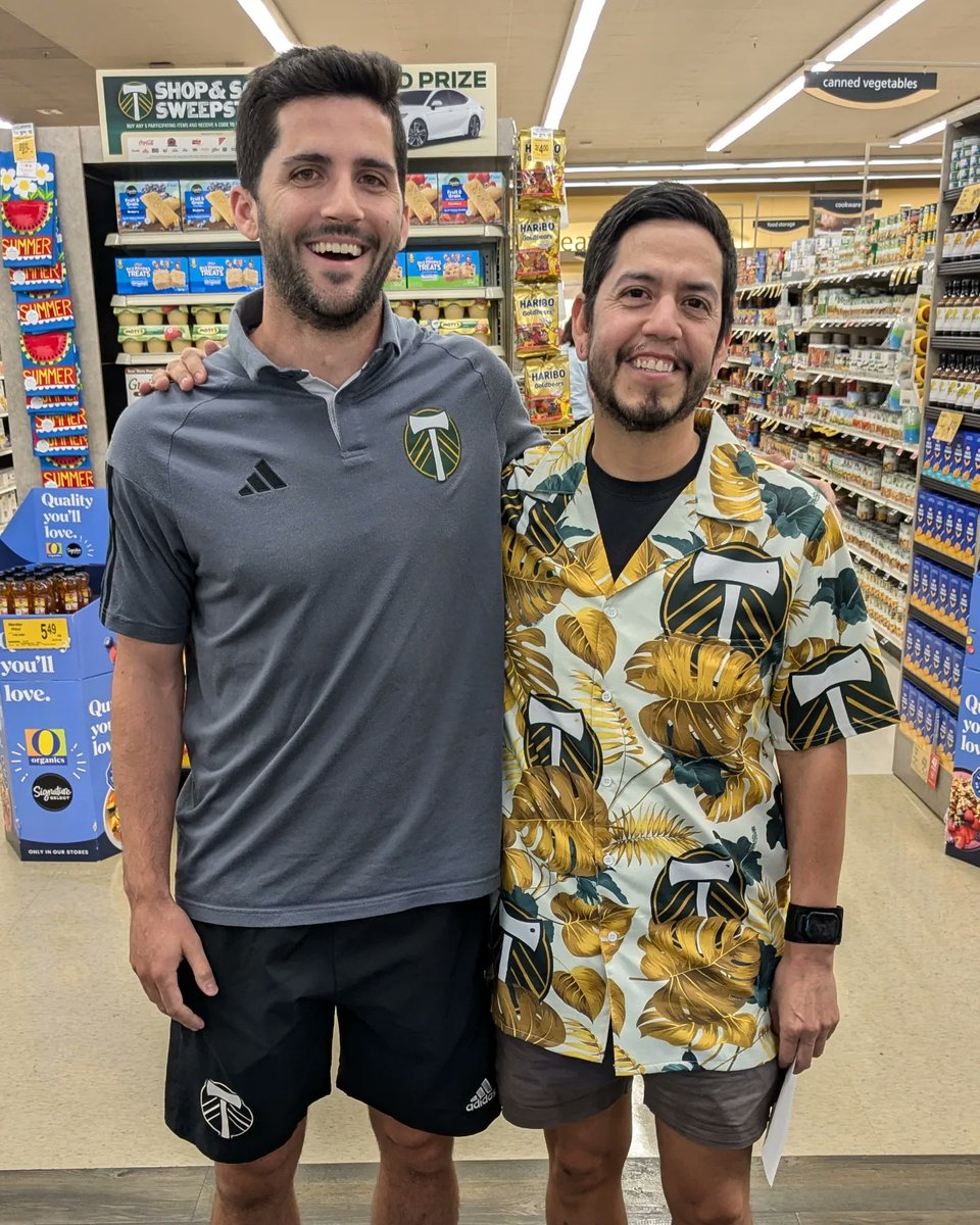 psidancer's tweet photo. Another Timbers player meet and greet. He complimented my shirt. 😁😁😁
I brought something special for him to autograph 🪓⚽🪓⚽🪓
#GoTimbers
#RCTID https://t.co/ESiHDv5wEm