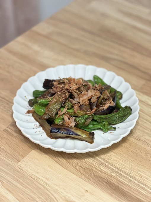 昨晩作った、茄子とししとうの焼き浸し。 ししとうって10個に1個くらい辛いよね🤣水不足すると辛味が出るらしいー。  白いご飯がすすむ味🍚デブじゃん！ https://t.co/3X1p6t955Z