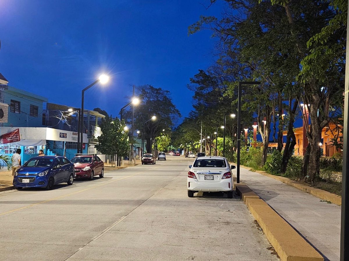CentroInforma's tweet photo. #Entérate Personal de alumbrado público restableció la iluminación del Malecón Carlos A. Madrazo, tras el robo  de 200 metros de cable de cobre. 
¡Los espacios públicos son de todos, cuidémoslos! 👷💡
#HonestidadyResultados https://t.co/H6BWtKft0V