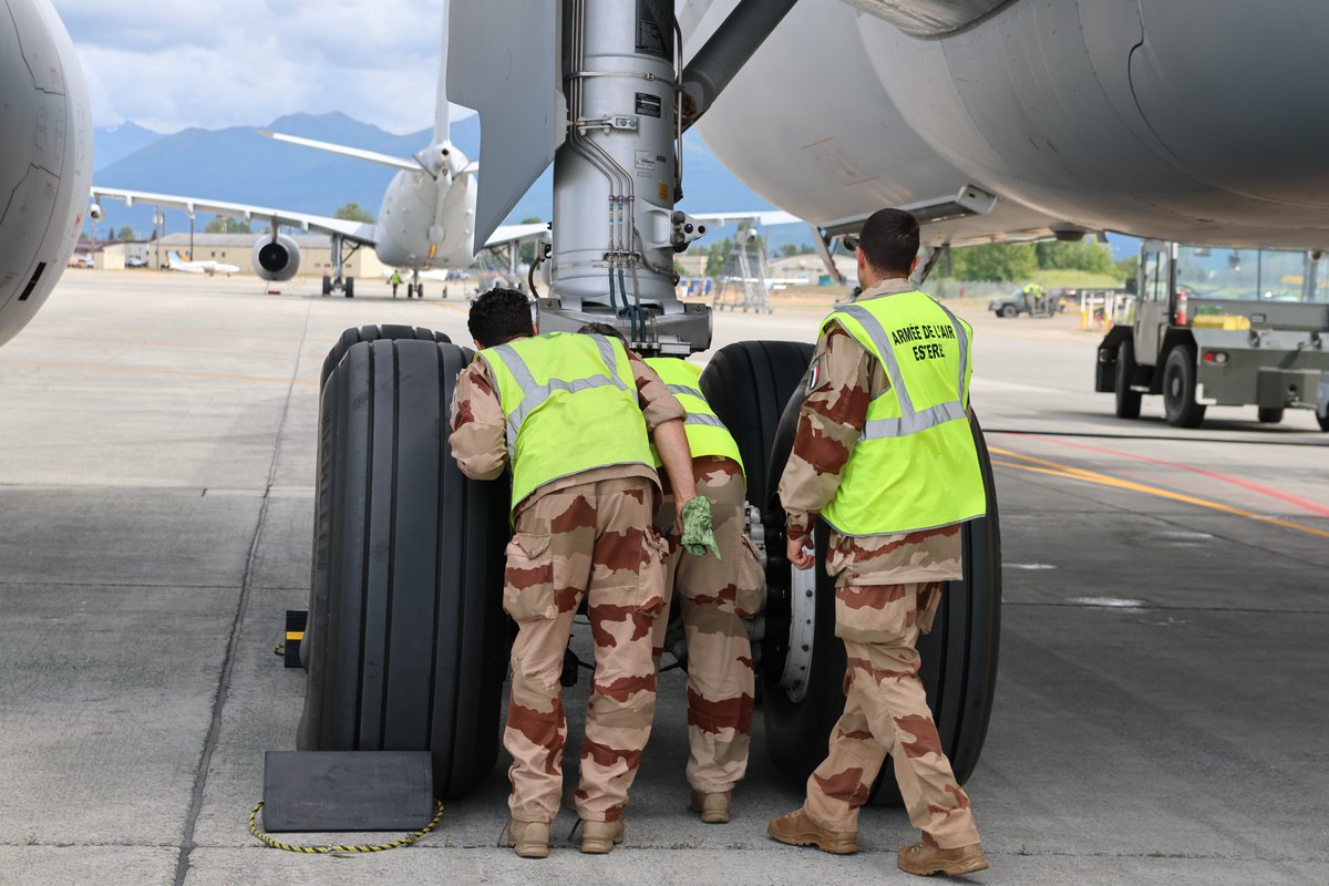 EATC_'s tweet photo. #EART24: French technicians 🇫🇷👨🔧performing preflight checks before an #AAR ✈️⛽️mission with #A330MRTT.
#EATC #ArcticDefender24 #PacificSkies24 #AirMobility #TogetherWeGoBeyond https://t.co/8ls62y4vJj