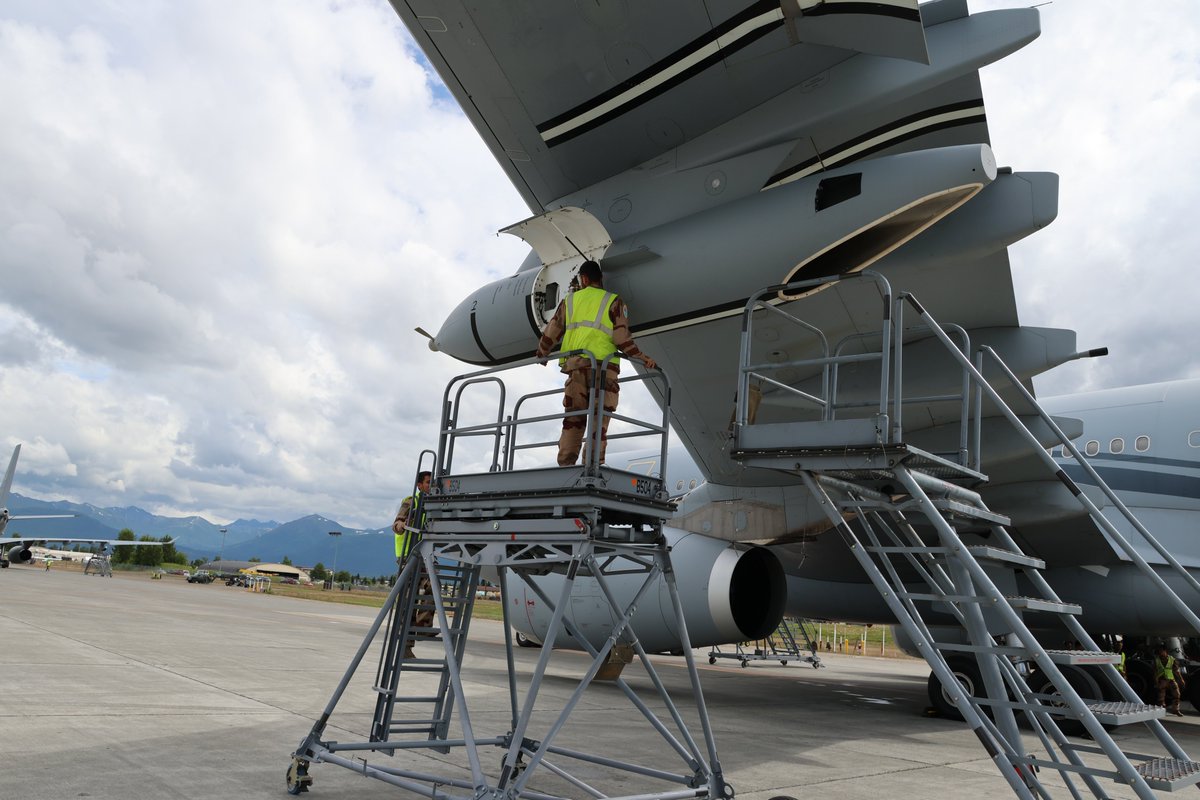 EATC_'s tweet photo. #EART24: French technicians 🇫🇷👨🔧performing preflight checks before an #AAR ✈️⛽️mission with #A330MRTT.
#EATC #ArcticDefender24 #PacificSkies24 #AirMobility #TogetherWeGoBeyond https://t.co/8ls62y4vJj