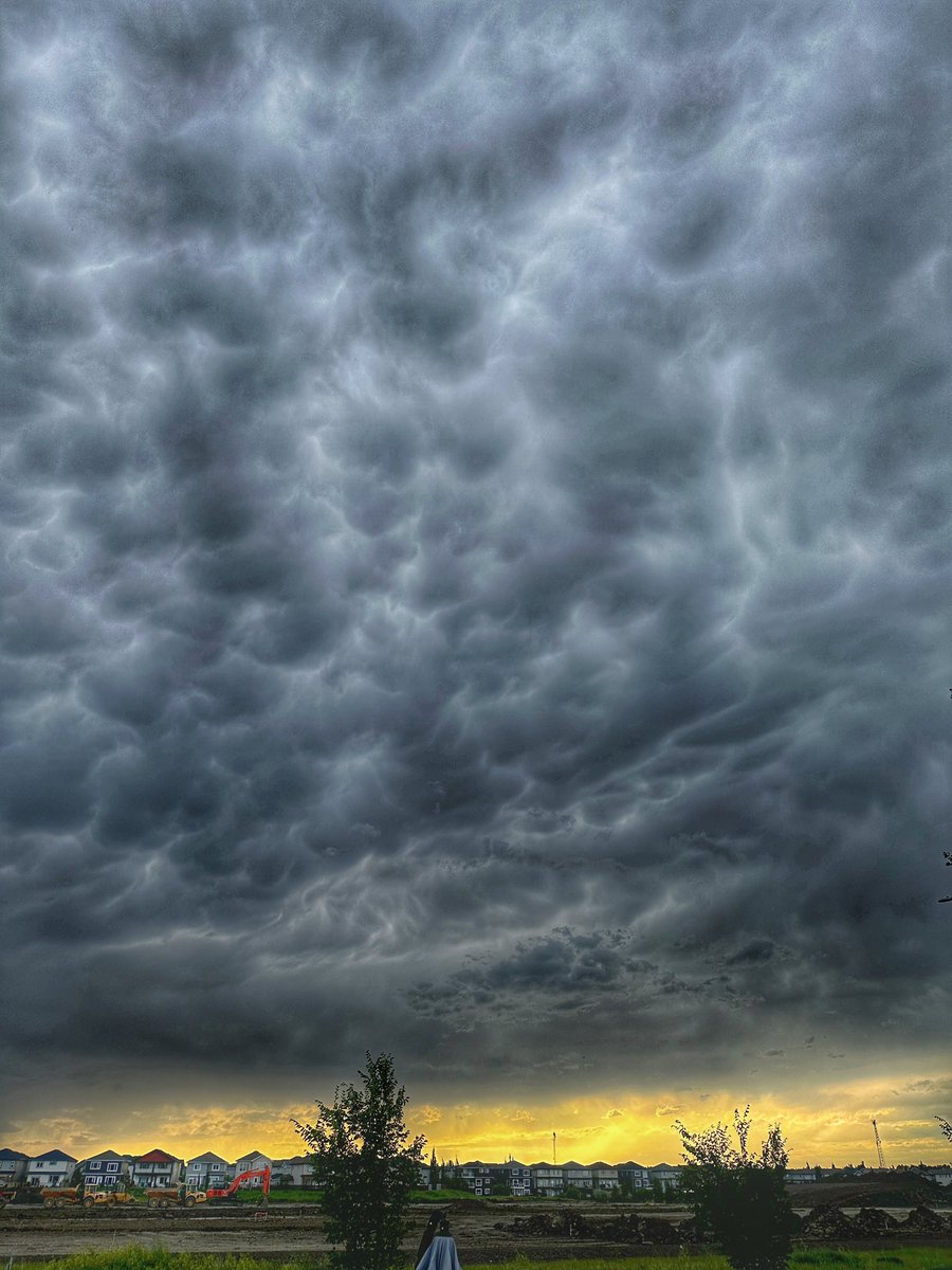 LeanneDelong's tweet image. Tonight’s cloud cover as the sun sets. #clouds #stormcloud #mammatus #hdr #sunset #hdrsunset #fx_hdr #fx_hdr2 #hdrphotography