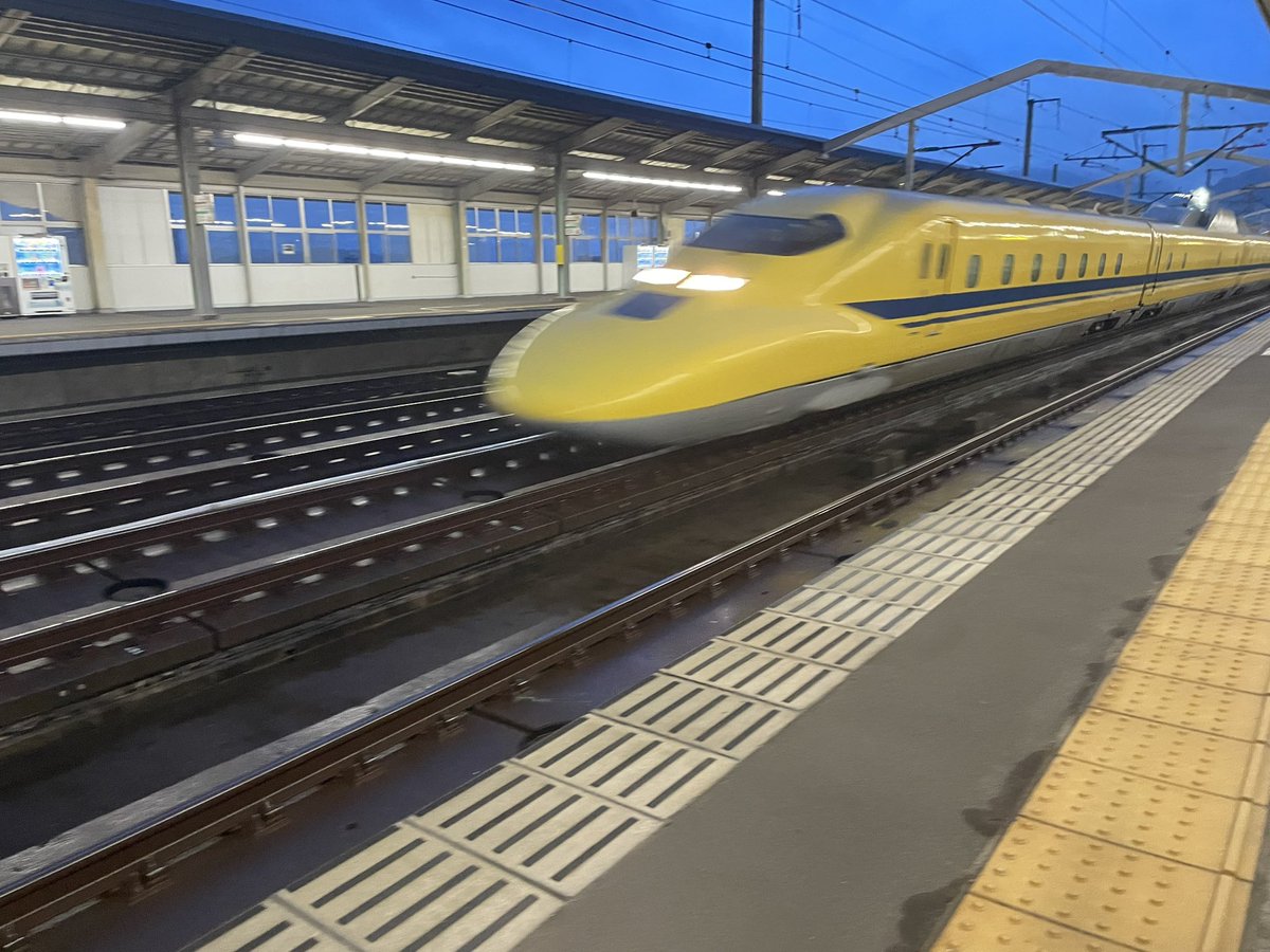 ちょこっと見てきた。
たくさん子ども達がいて、あらためてドクターイエローの人気ぶりを実感しました。
0系引退の時もそうだったけど、やっぱり寂しい。。。