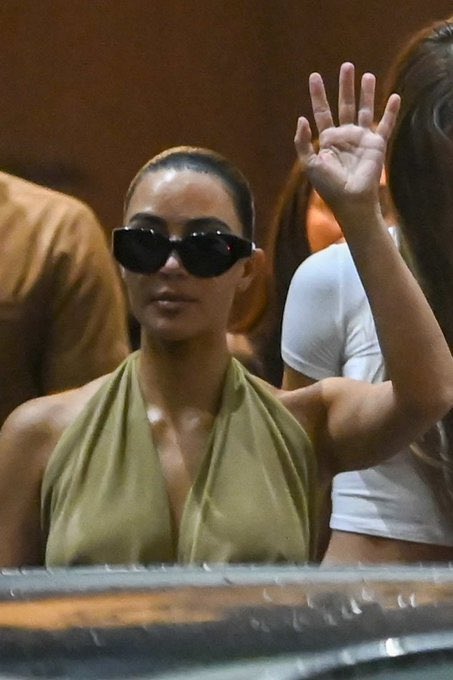 tellyupdater's tweet photo. Kim Kardashian and Jeffree star arrive in Mumbai to attend the wedding of Mukesh Ambani's son, Anant Ambani with Radhika Merchant. 

#AnantRadhikaWedding #Ambani https://t.co/WKEGKeMsQp