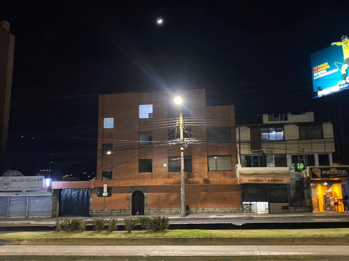 ElectricaQuito's tweet photo. Una vez controlada la fuga de agua, el personal de #RedSubterráneaEEQ, #LaboratorioDeTransformadoresEEQ y #RedAéreaEEQ cambió el transformador y revisó los equipos eléctricos.

Las calles El Comercio, Shyris, Gaspar de Villarroel y 6 de Diciembre ya cuentan con servicio. https://t.co/wHQK9pSPTe