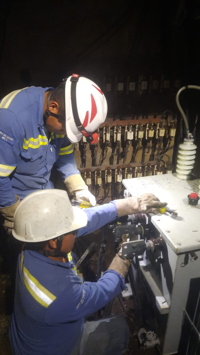 ElectricaQuito's tweet photo. Una vez controlada la fuga de agua, el personal de #RedSubterráneaEEQ, #LaboratorioDeTransformadoresEEQ y #RedAéreaEEQ cambió el transformador y revisó los equipos eléctricos.

Las calles El Comercio, Shyris, Gaspar de Villarroel y 6 de Diciembre ya cuentan con servicio. https://t.co/wHQK9pSPTe