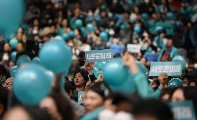 BHJun's tweet image. &amp;lt;'제왕적 대표'를 넘어 '마왕적 총통'의 길에 나선 가짜 민주당을 보며&amp;gt;

이재명 전 대표가 연임을 위해 사퇴하더니, 마침내 당권 도전을 선언했습니다. 푸틴의 그림자가 어른거립니다.

임기 내내 당력을 자신의 정치생명 연장에만 써먹고도, 총선 승리의 교만함으로 민주당을 '총통형 파쇼체제'로…