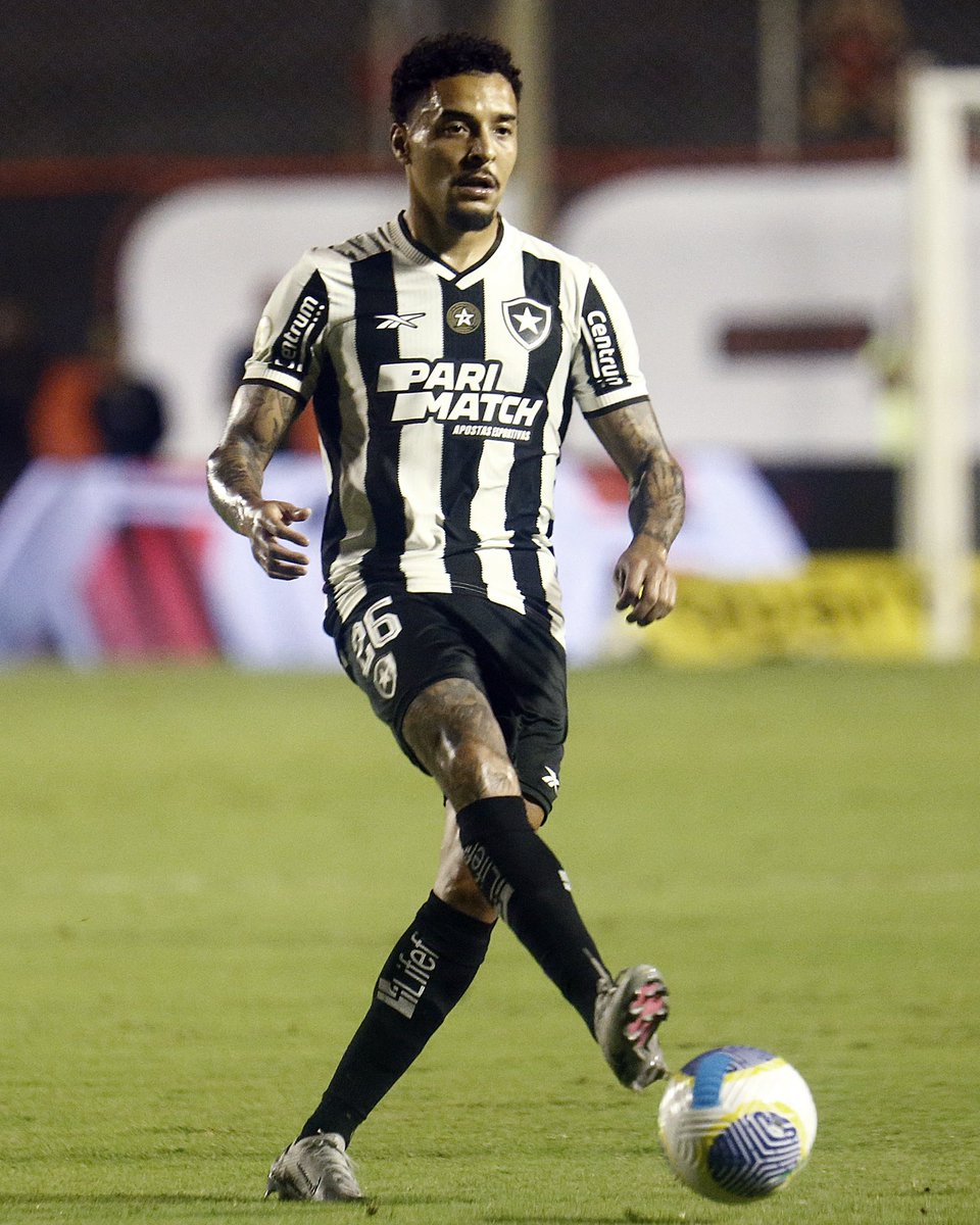 informafogo's tweet photo. Gregore = pitbull máximo. Todos os lugares do campo. Jogadoraço.

Sofreu o pênalti e deixou TUDO em campo. Inclusive o sangue. 🐶😡 https://t.co/aKds9hXHfG