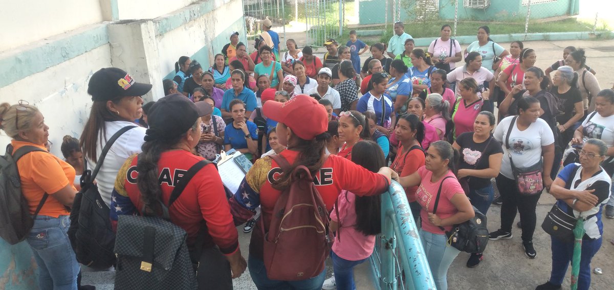 CNAEC11's tweet photo. Hoy desde la U EN Grupo Mérida, Parroquia Catedral el equipo CNAE y FFB sostuvimos un encuentro con nuestras cocineras de la patria para seguir llevando el mensaje de esperanza y despedir el año escolar en victoria agradeciendo todo el esfuerzo a @NicolasMaduro https://t.co/FZO61Ju9Ry