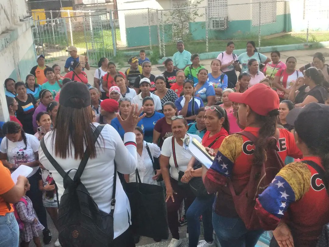 CNAEC11's tweet photo. Hoy desde la U EN Grupo Mérida, Parroquia Catedral el equipo CNAE y FFB sostuvimos un encuentro con nuestras cocineras de la patria para seguir llevando el mensaje de esperanza y despedir el año escolar en victoria agradeciendo todo el esfuerzo a @NicolasMaduro https://t.co/FZO61Ju9Ry