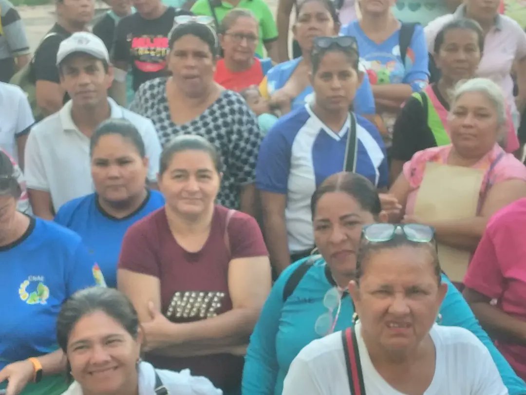 CNAEC11's tweet photo. Hoy desde la U EN Grupo Mérida, Parroquia Catedral el equipo CNAE y FFB sostuvimos un encuentro con nuestras cocineras de la patria para seguir llevando el mensaje de esperanza y despedir el año escolar en victoria agradeciendo todo el esfuerzo a @NicolasMaduro https://t.co/FZO61Ju9Ry