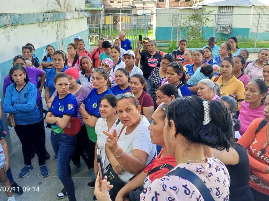 CNAEC11's tweet photo. Hoy desde la U EN Grupo Mérida, Parroquia Catedral el equipo CNAE y FFB sostuvimos un encuentro con nuestras cocineras de la patria para seguir llevando el mensaje de esperanza y despedir el año escolar en victoria agradeciendo todo el esfuerzo a @NicolasMaduro https://t.co/FZO61Ju9Ry