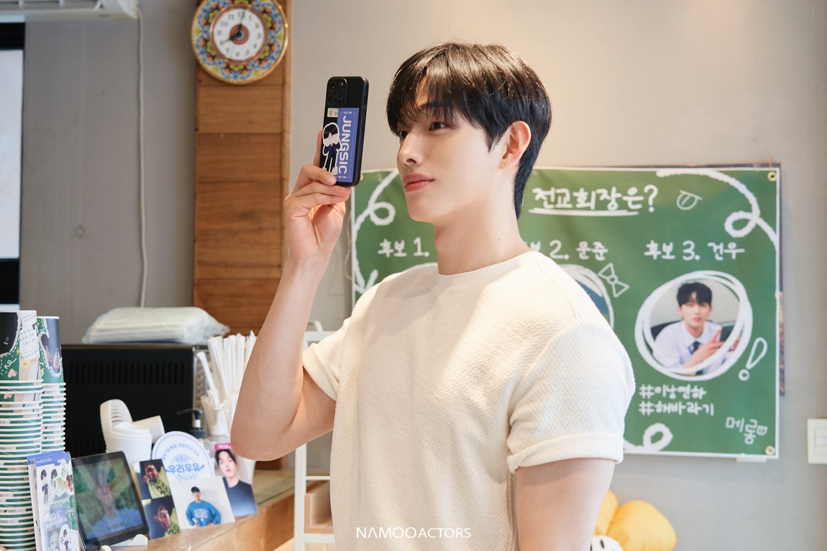 NAMOOACTORS2004's tweet photo. [#아낌없이주는나무]

우리들의 러닝메이트🏃‍♂️🏃‍♀️
정식 배우의 생일을 축하해 주기 위해
올해도 한걸음에 달려와 주신 팬분들🍚
덕분에 햄볶했습니다 ‧₊˚(˘ᵕ˘)˚₊ ‧

#이정식 #HappyJUNGSICDay #LEEJUNGSIC #NAMOOCONTENTS https://t.co/k8kWIjQTHg
