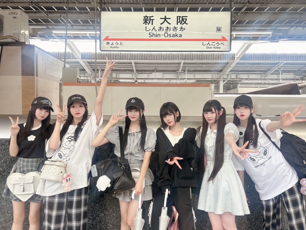 AkishibuProject's tweet photo. 大阪来たでー❗️🐙🐙

#アキシブ https://t.co/8afOQQH4ei