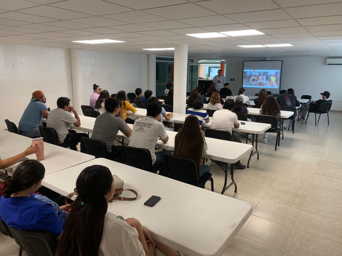 Charla  con la universidad UNIVA con la participación del Arq. Cristian Charles
Introducción a la Inteligencia Artificial. ¿Trampa o Herramienta de aprendizaje?