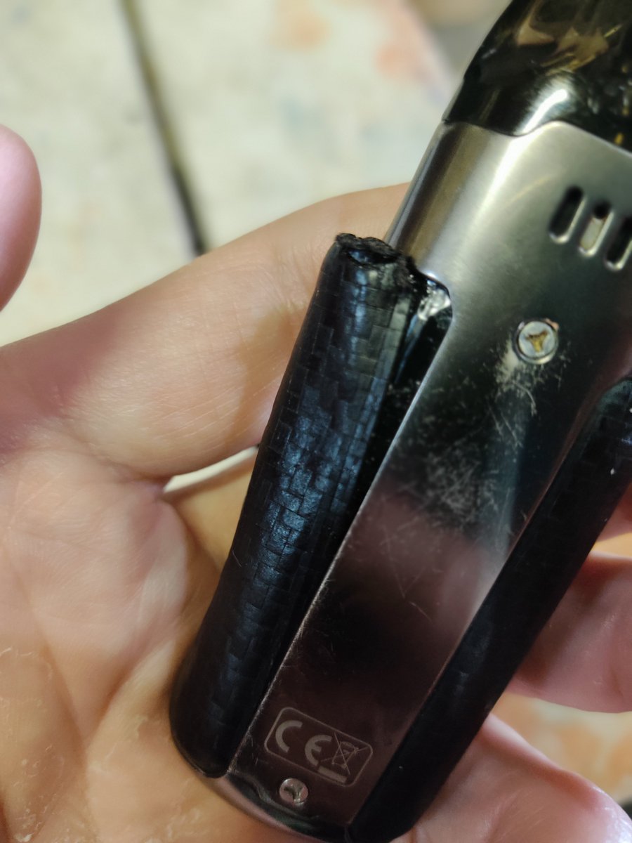 northernstone_'s tweet photo. フェイクレザーが突然剥がれだした😱
中の接着剤がにゅるにゅるになってる
熱ダレでも水濡れしたわけでもないのに…
3本溝の特殊なドライバーあったかなぁ？🤔
#argusair https://t.co/1ykd5d7bd5