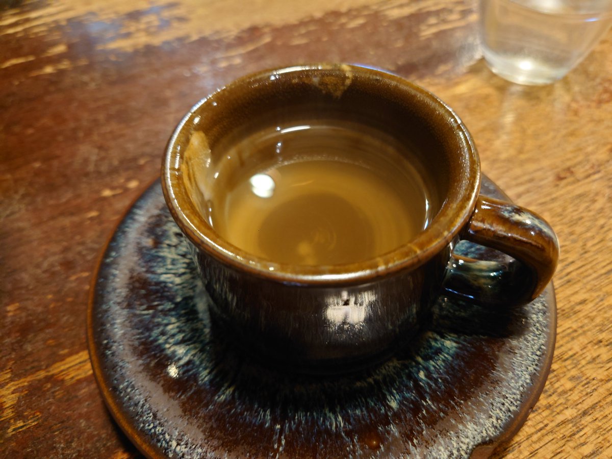 gurumebanzai's tweet photo. 熊本県熊本市中央区
「喫茶アロー」

知る人ぞ知る「喫茶店」　メニューはなくカウンターに座ると勝手にコーヒー？が出てきます。琥珀色のコーヒーは周知のコーヒーというよりお茶です。不思議な空間なので、久々にポストしてみました(笑) https://t.co/eldRgvJ6G3